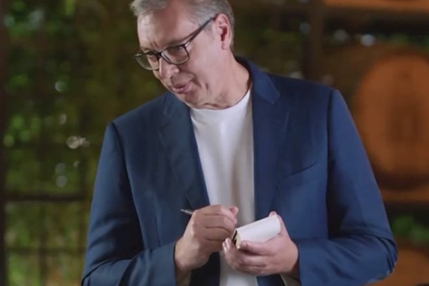 Vučić, qui a démissionné de la présidence, est devenu « serveur »
