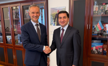 Hikmet Hajiyev rencontre l&rsquo;ambassadeur de Lituanie