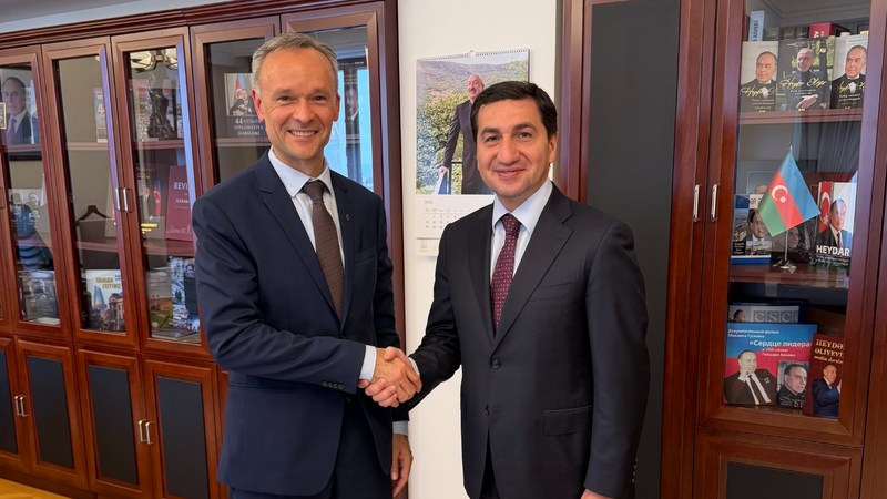 Hikmet Hajiyev rencontre l&rsquo;ambassadeur de Lituanie