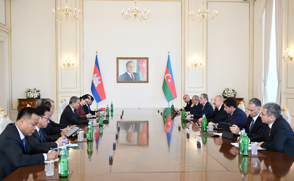 Le président Ilham Aliyev a eu une réunion élargie avec le Premier ministre cambodgien