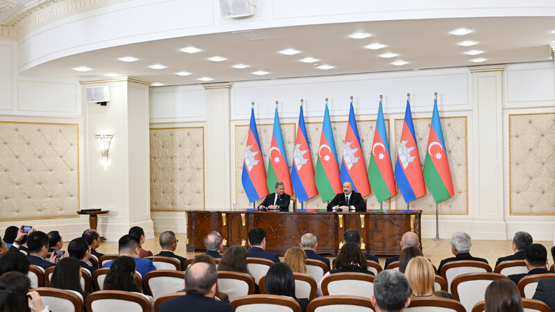 Le président Ilham Aliyev et le Premier ministre cambodgien ont fait des déclarations à la presse