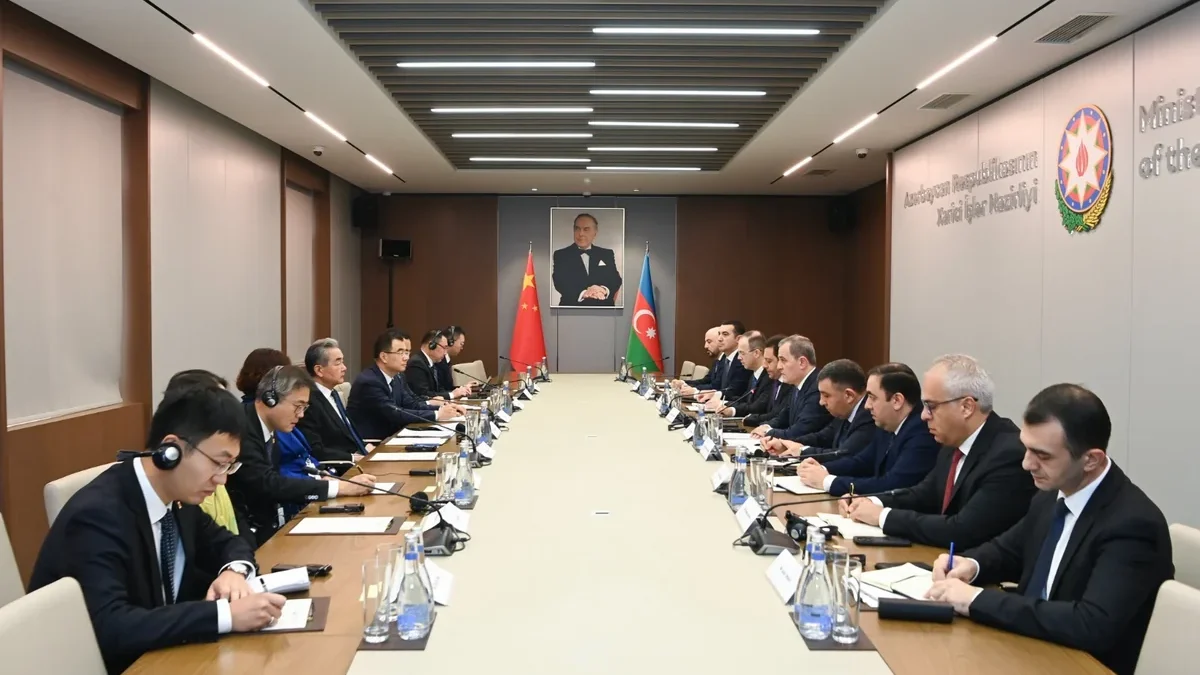 Djeyhoun Baïramov rencontre le ministre chinois des Affaires étrangères – MIS À JOUR