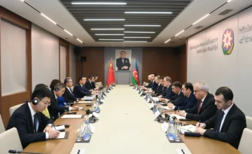 Djeyhoun Baïramov rencontre le ministre chinois des Affaires étrangères – MIS À JOUR