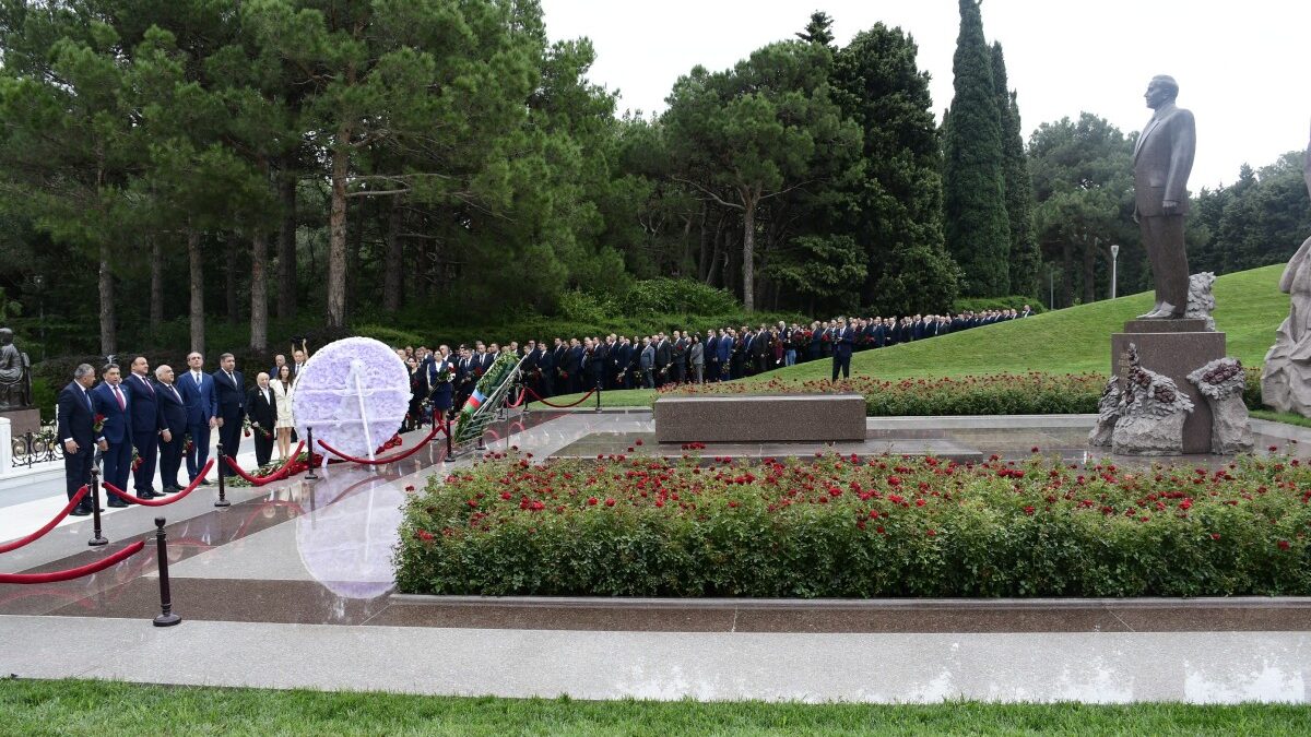 Les délégués du VIIIe Congrès du YAP ont rendu visite à la tombe de l&rsquo;Illustre Leader Heydar Aliyev