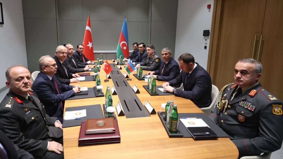 Réunion bilatérale entre Yaşar Güler et Zakir Hasanov