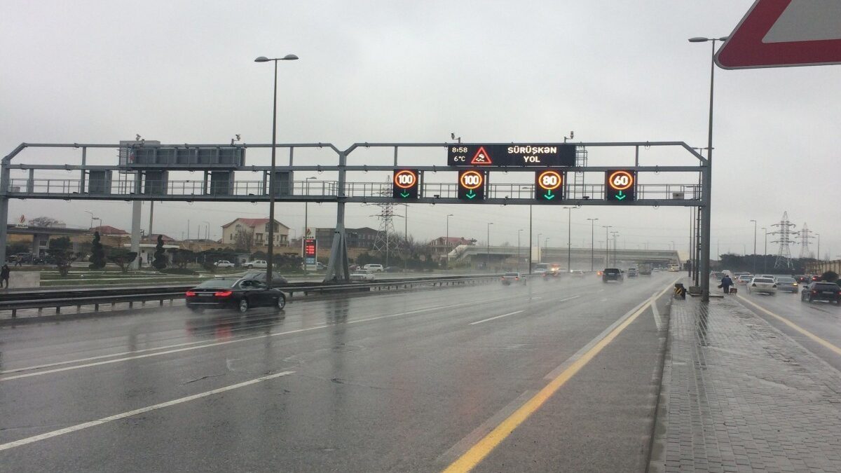 La limitation de vitesse réduite sur les routes en raison de la pluie a été rétablie