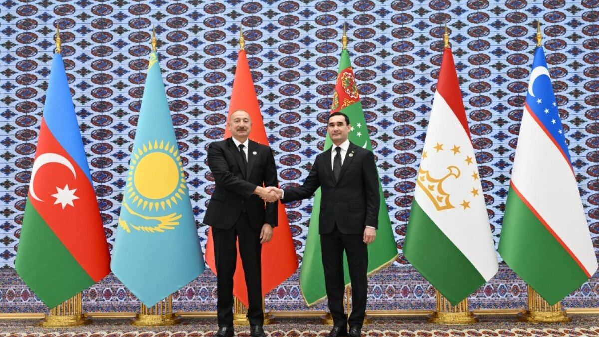 Le Président est arrivé au complexe « Avaza » pour participer à la 8ème Réunion consultative des chefs d&rsquo;État de l&rsquo;Azerbaïdjan et de l&rsquo;Asie centrale