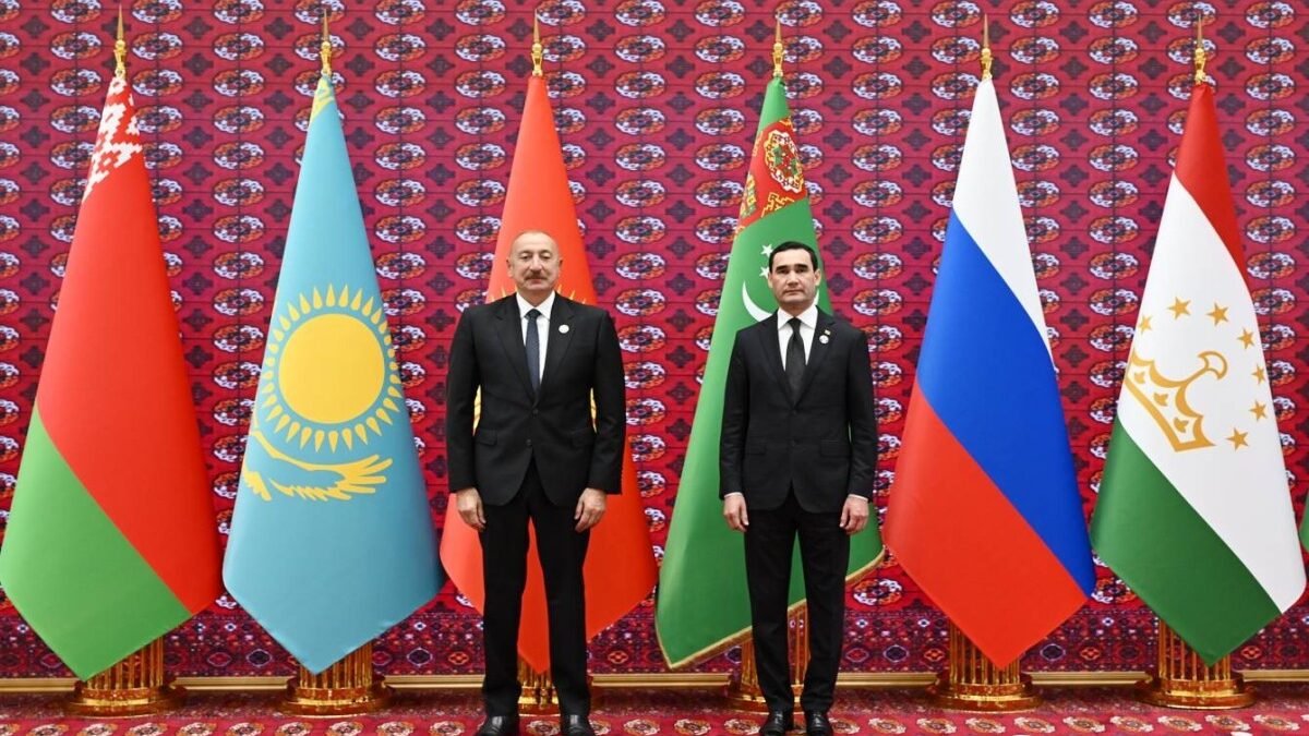 Le président Ilham Aliyev est arrivé au complexe « Avaza » pour participer à la réunion du Conseil des chefs d&rsquo;État de la CEI – MIS À JOUR