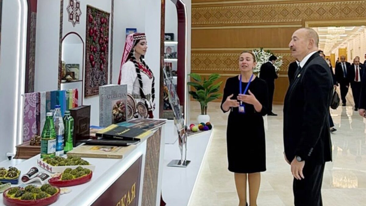 Le Président a visité les stands nationaux des pays participants à la CEI