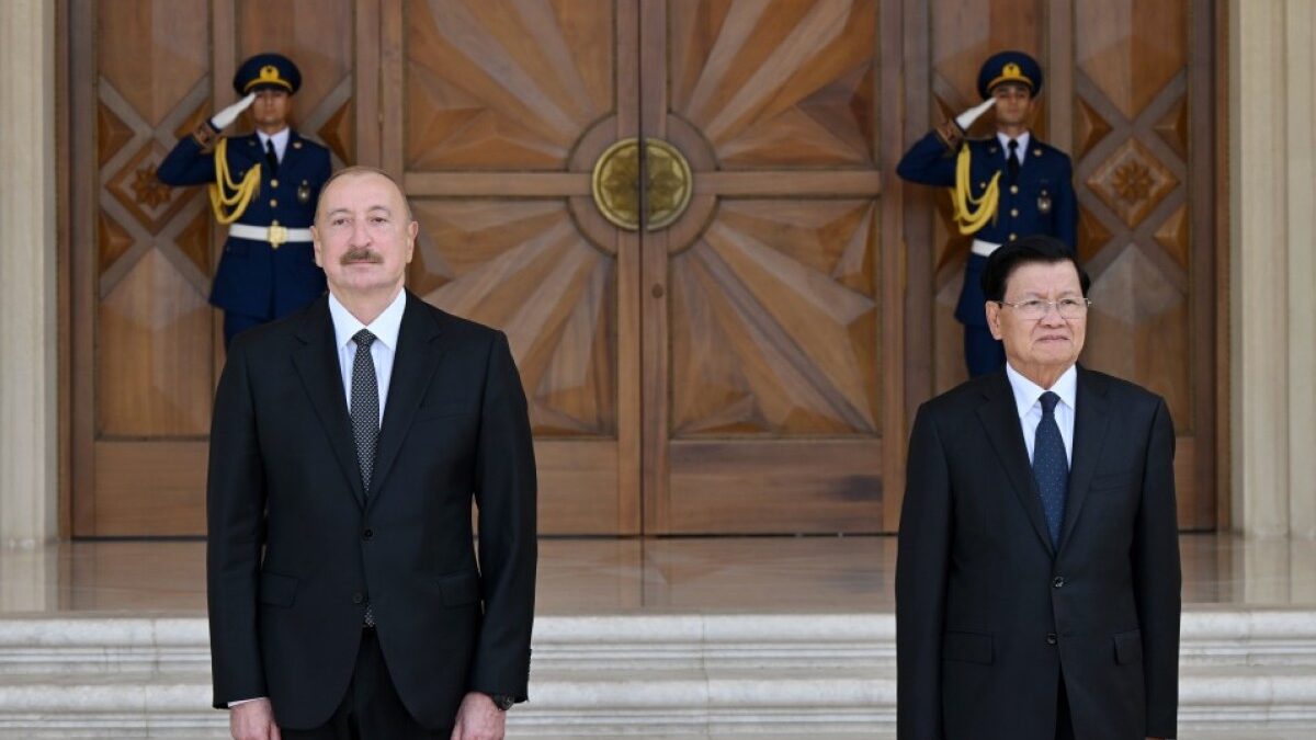 Cérémonie officielle de réception du Président du Laos à Bakou