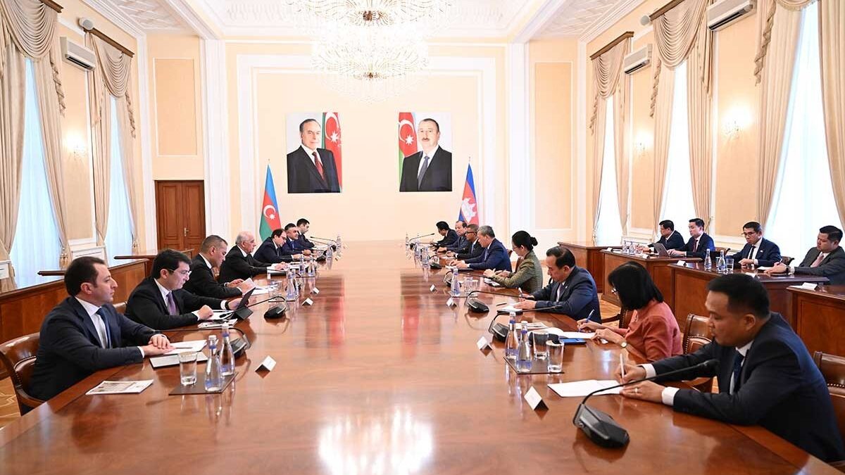 Rencontre entre les Premiers ministres de l&rsquo;Azerbaïdjan et du Cambodge à Bakou