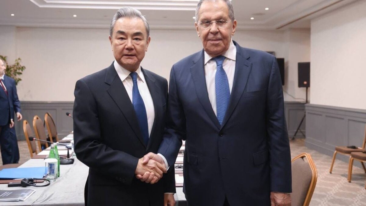 Chine et Russie : les chefs des ministères des Affaires étrangères se sont rencontrés à Bakou