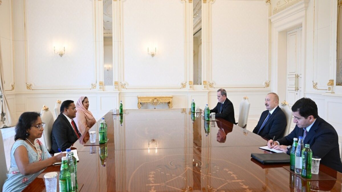 Le président Ilham Aliyev a reçu le ministre des Affaires étrangères, de l&rsquo;Emploi étranger et du Tourisme du Sri Lanka
