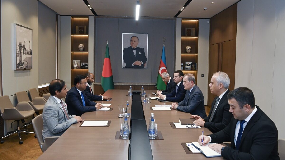 Jeyhun Bayramov rencontre le chef du ministère des Affaires étrangères du Bangladesh