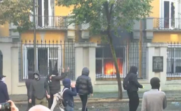 En Albanie, des étudiants ont incendié le bâtiment du ministère de l&rsquo;Éducation