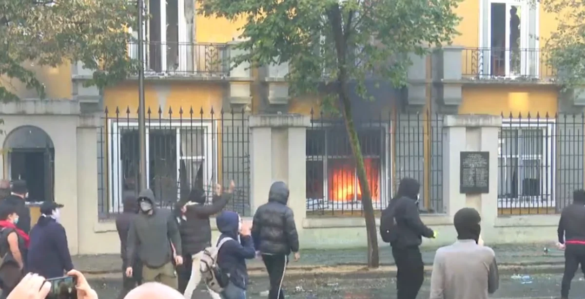 En Albanie, des étudiants ont incendié le bâtiment du ministère de l&rsquo;Éducation