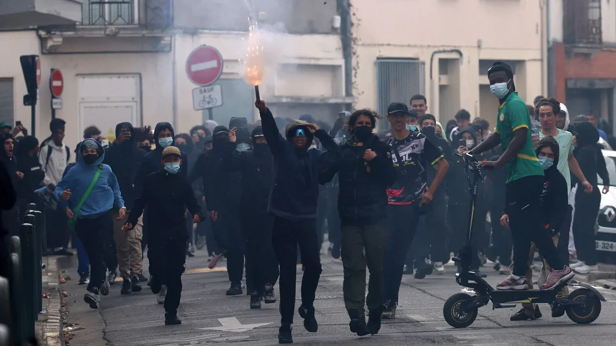 Depuis le début des manifestations en France, la police a arrêté près de 8 000 personnes