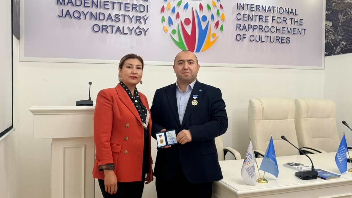 Aqil Alasgar décoré de l&rsquo;ordre Tokayev lors d&rsquo;une conférence internationale au Kazakhstan – PHOTOS