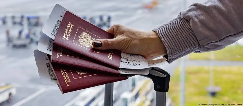 Acceptation des passeports russes limitée dans quatre pays de l&rsquo;UE