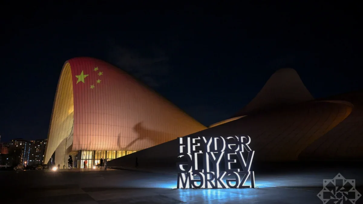 Le Centre Heydar Aliyev illuminé aux couleurs du drapeau chinois